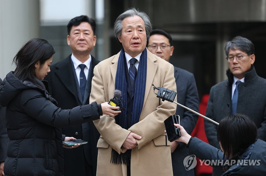 건보공단,담배소송 항소심 패소 (서울=연합뉴스) 김성민 기자 = 정기석 국민건강보험공단 이사장이 15일 서울 서초구 서울고등법원에서 주요 담배회사들을 상대로 제기한 대규모 손해배상 청구 소송 2심 패소에 대해 발언