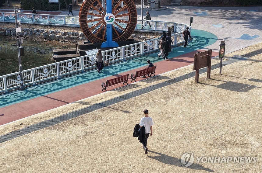 낮 기온 19도…가벼워진 옷차림 (창원=연합뉴스) 김동민 기자 = 경남 창원지역 낮 최고 기온이 19도까지 오른 15일 오후 창원시 성산구 용지 호수공원에서 시민들이 가벼운 옷차림으로 발걸음을 옮기고 있다.2026.