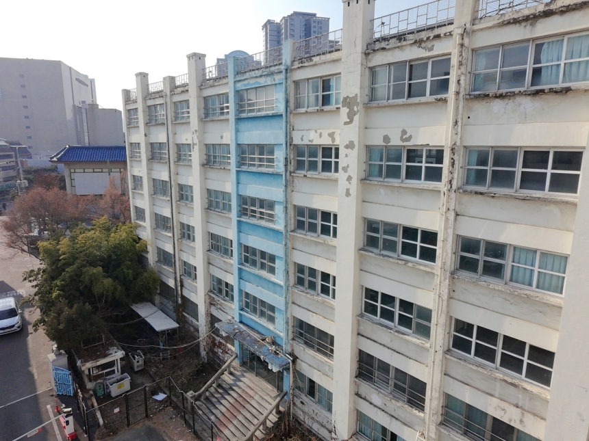 폐교 후 남겨진 옛 대구 경신과학고 (대구=연합뉴스) 박세진 기자 = 15일 대구 중구 옛 경신정보과학고 건물이 2018년 폐교 후 활용되지 않고 남아있다.2026.1.15 