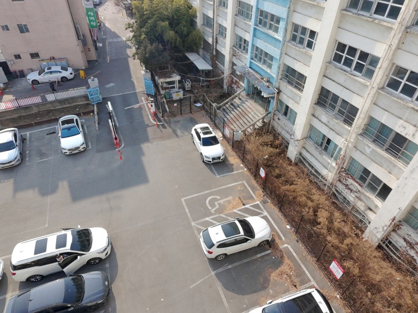 옛 대구 경신과학고 건물 앞터 주차장으로 활용 (대구=연합뉴스) 박세진 기자 = 15일 대구 중구 옛 경신정보과학고 건물 앞터가 유료 주차장으로 활용되고 있다.2026.1.15 