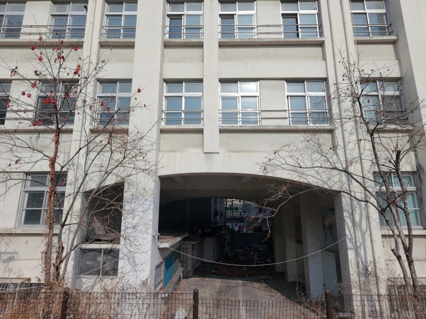 '폐교 후 8년,남겨진 학교 건물' (대구=연합뉴스) 박세진 기자 = 15일 대구 중구 옛 경신정보과학고 건물이 2018년 폐교 후 활용되지 않고 남아있다.2026.1.15 