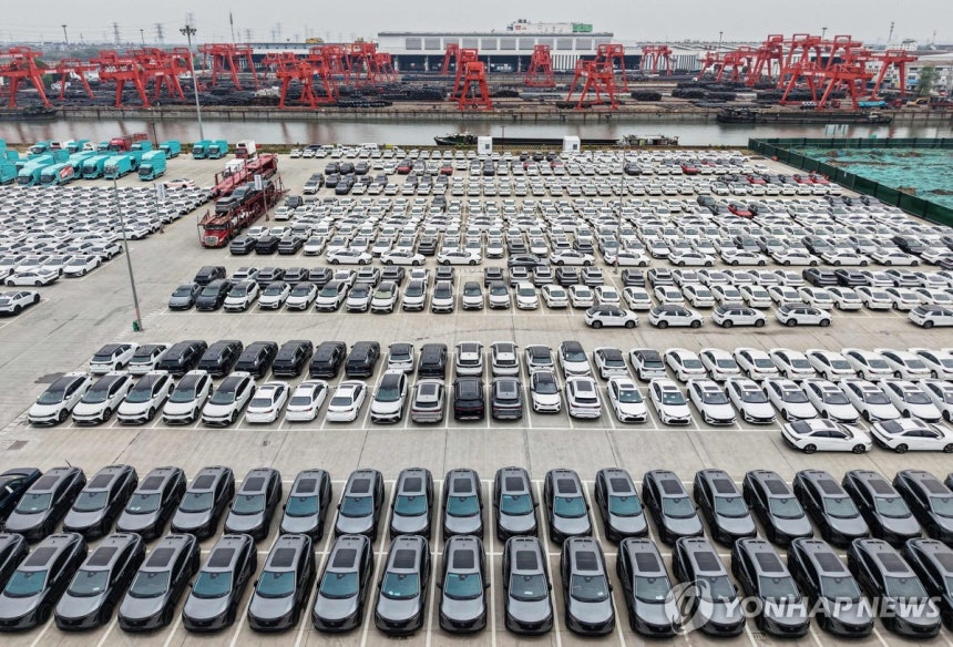 중국 저장성 항저우의 한 항구에 선적 대기중인 수출용 전기차 [AFP=연합뉴스]