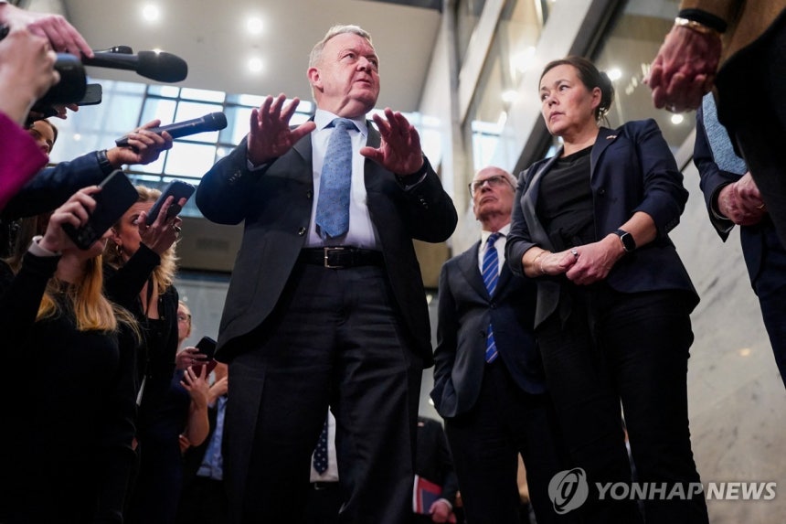 14일 미국 워싱턴DC에서 라르스 뢰케 라스무센 덴마크 외무장관(가운데)와 비비안 모츠펠트 그린란드 외무장관이 기자들을 만나 발언하고 있다.[로이터=연합뉴스]