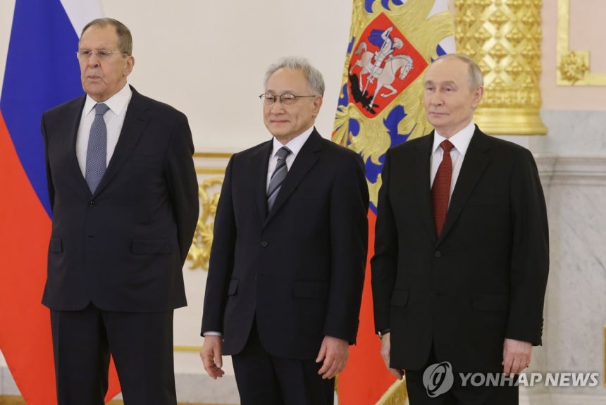 신임장 제정식에서 기념 촬영하는 이석배 주러대사(가운데)와 블라디미르 푸틴 러시아 대통령(오른쪽)
[타스 연합뉴스. 재판매 및 DB 금지]
