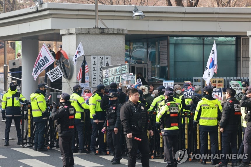 법원 앞 구호 외치는 윤석열 지지자들 (서울=연합뉴스) 한종찬 기자 = 윤석열 전 대통령의 특수공무집행방해, 범인도피교사, 직권남용 권리행사방해 혐의 사건 1심 선고가 열린 16일 서울 서초구 서울중앙지방법원 앞에서