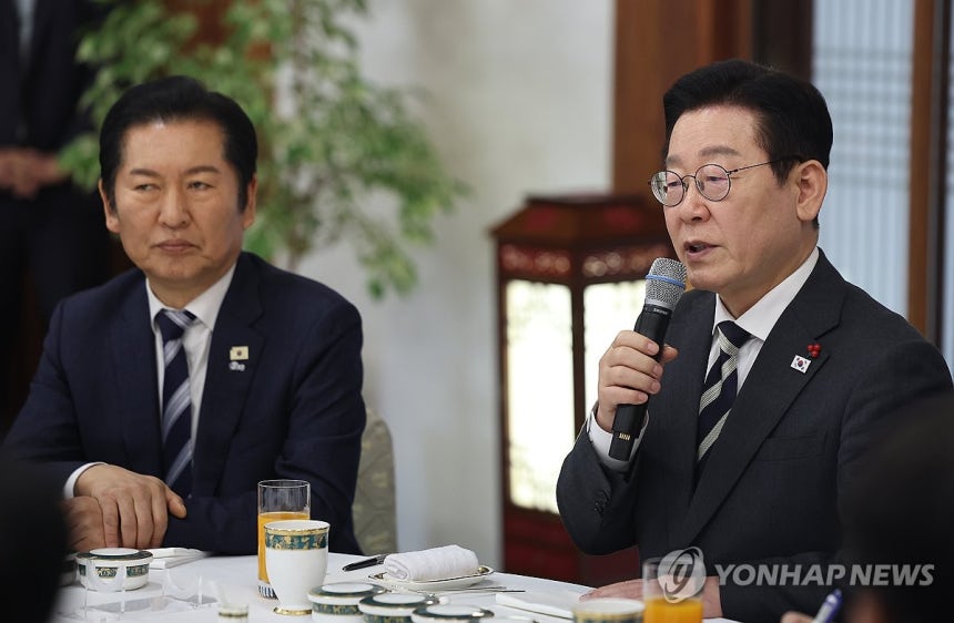 이재명 대통령, 정당 지도부 초청 오찬 발언 (서울=연합뉴스) 김도훈 기자 = 이재명 대통령이 16일 청와대 상춘재에서 열린 정당 지도부 초청 오찬에서 발언하고 있다.      왼쪽은 더불어민주당 정청래 대표. 20