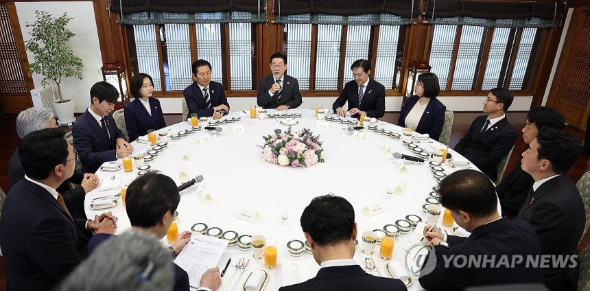 이재명 대통령, 정당 지도부 초청 오찬 발언 (서울=연합뉴스) 김도훈 기자 = 이재명 대통령이 16일 청와대 상춘재에서 열린 정당 지도부 초청 오찬에서 발언하고 있다.      이날 행사에 국민의힘 지도부는 불참했다