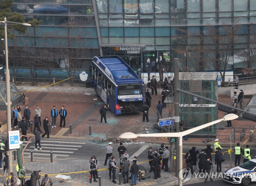 서대문역 버스 사고, 브레이크 고장 주장…13명 부상