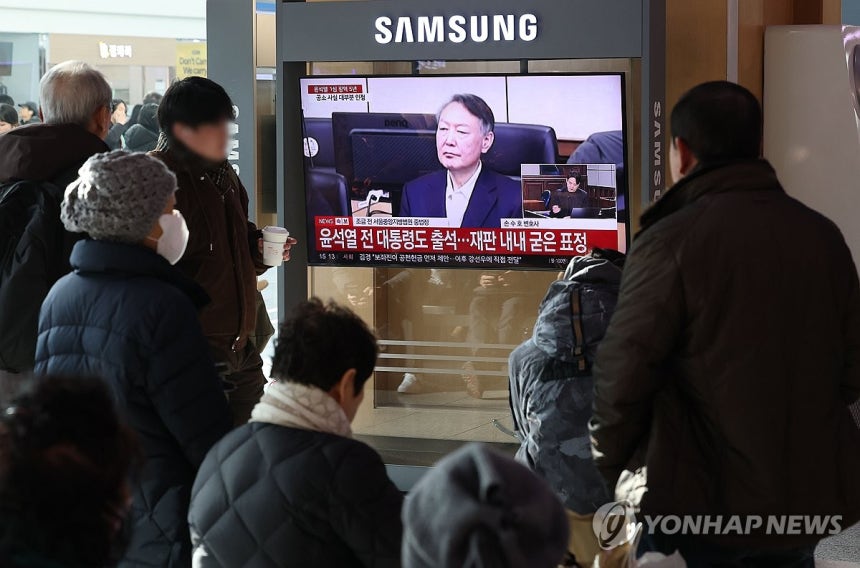 윤석열 전 대통령 1심 선고 생중계 보는 시민들 (서울=연합뉴스) 류영석 기자 = 16일 서울역 대합실에서 시민들이 고위공직자범죄수사처(공수처) 체포 방해 등 혐의로 기소된 윤석열 전 대통령에 대한 1심 선고 공판