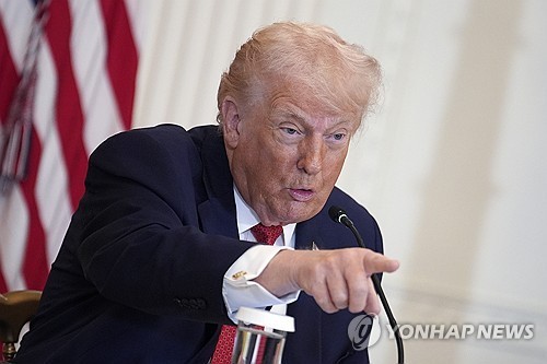 트럼프 대통령 (UPI=연합뉴스) 도널드 트럼프 미국 대통령이 16일(현지시간) 백악관에서 열린 '위대하고 역사적인 농촌 보건 투자' 원탁회의에서 발언하고 있다.2026.1.16 