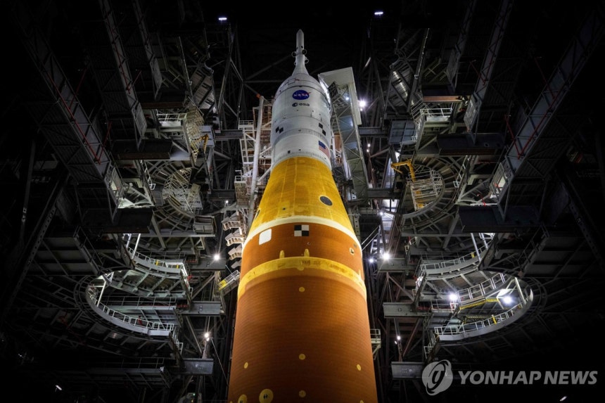 아르테미스 2단계 준비 중인 SLS 로켓 발사체 [AFP=연합뉴스.재판매 및 DB 금지]