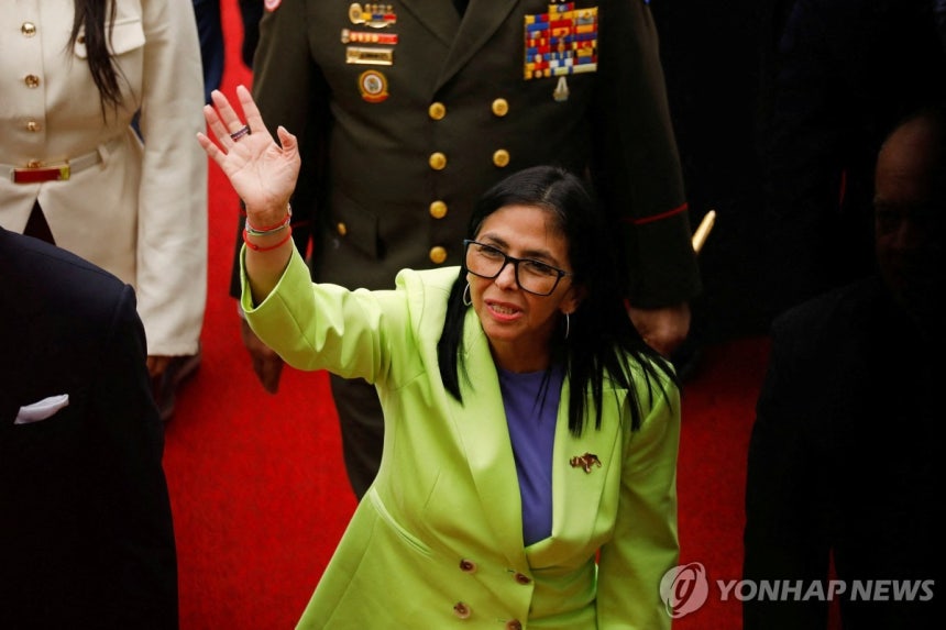 15일(현지시간) 국정연설을 위해 베네수엘라 국회 찾은 델시 로드리게스 임시 대통령 [카라카스 로이터=연합뉴스.재판매 및 DB 금지]