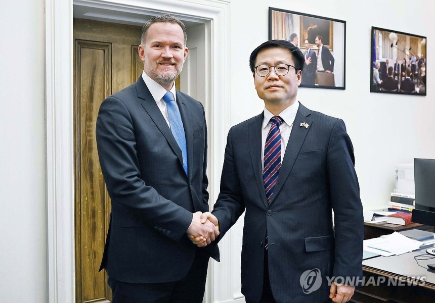여한구 통상교섭본부장,미국무역대표부 대표 면담 (서울=연합뉴스) 여한구 산업통상부 통상교섭본부장이 13일(현지시간) 미국 워싱턴 DC 미국무역대표부 회의실에서 제이미슨 그리어 미국무역대표부 대표와 면담,기념 촬영