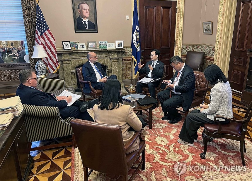 여한구 통상교섭본부장,러셀 바우트 백악관 관리예산실 국장 면담 (서울=연합뉴스) 여한구 산업통상부 통상교섭본부장이 14일(현지시간) 미국 워싱턴 DC 백악관에서 러셀 바우트 백악관 관리예산실 국장과 면담하고 있다.