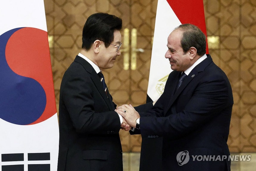 손 맞잡은 한-이집트 정상 (카이로=연합뉴스) 한상균 기자 = 이재명 대통령과 압델 파타 알시시 이집트 대통령이 20일(현지시간) 이집트 카이로 대통령궁에서 열린 공동언론발표를 마친 뒤 악수하고 있다.2025.11