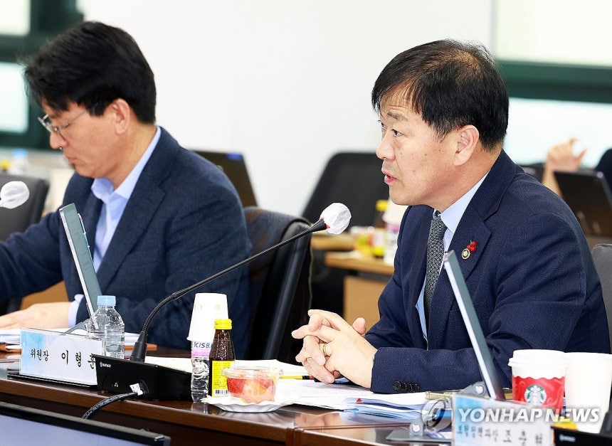 2025년 제24차 건강보험정책심의위원회 (서울=연합뉴스) 이형훈 보건복지부 2차관이 23일 서울 국제전자센터에서 열린 2025년 제24차 건강보험정책심의위원회에서 발언하고 있다.2025.12.23 [보건복지부 제