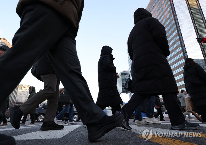 출근길 (서울=연합뉴스) 이지은 기자 = 새해 첫 출근일인 2일 서울 광화문 사거리에서 시민들이 횡단보도를 건너고 있다.2026.1.2 