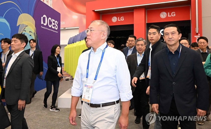 CES 2026 둘러보는 정의선 회장과 호세 무뇨스 대표 정의선 현대차그룹 회장과 호세 무뇨스 현대자동차 대표가 1월 6일(현지시간) 미국 네바다주 라스베이거스 LVCC에서 열린 세계 최대 가전·정보기술(IT) 전시
