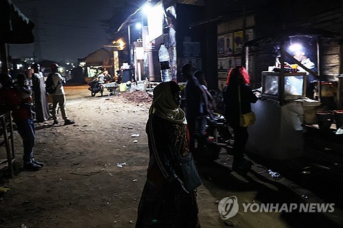 우간다 수도 캄팔라의 풍경 (캄팔라 EPA=연합뉴스) 우간다 대통령 선거 개표 결과가 발표된 다음날인 2026년 1월 18일 밤에 우간다 수도 캄팔라의 거리를 한 여성이 니나가고 있다.(EPA/DANIEL IRUN