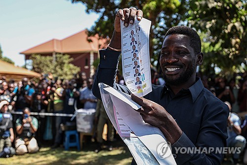 우간다 야당 대선후보 보비 와인 (캄팔라 EPA=연합뉴스) 2026년 1월 15일 대통령선거에서 투표하는 우간다 야당 대선후보 보비 와인.(EPA/DANIEL IRUNGU) 2026.1.19.