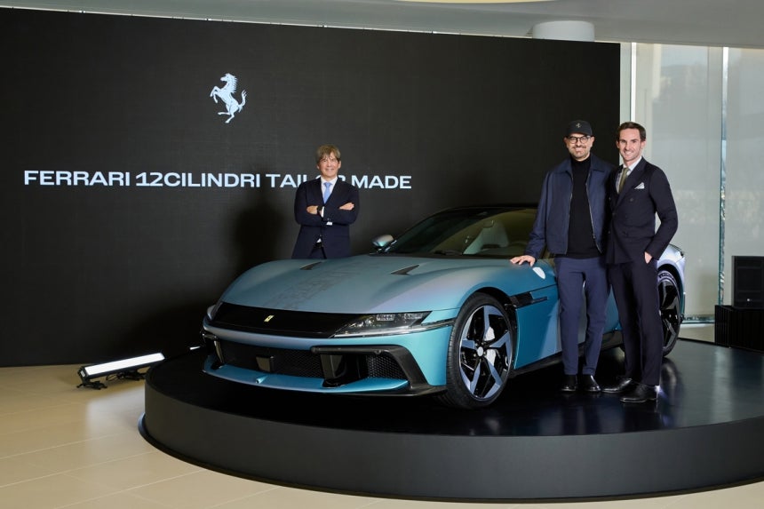 페라리 12칠린드리 테일러메이드 공개 (서울=연합뉴스) 19일 서울 서초구 페라리 반포 전시장에서 열린 '페라리 12칠린드리 테일러메이드' 공개 행사에서 페라리 관계자들이 기념촬영을 하고 있다.사진은 왼쪽부터 프란