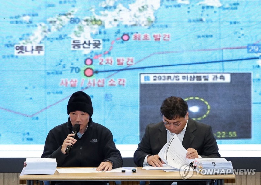 서해 피격 사건 판결문 공개 기자회견 (서울=연합뉴스) 김인철 기자 = 서해 공무원 피격사건의 유가족인 이래진 씨(왼쪽)가 19일 서울 서초구 라이프비즈니스센터에서 열린 서해 피격 사건 판결문 공개 기자회견에서 발언