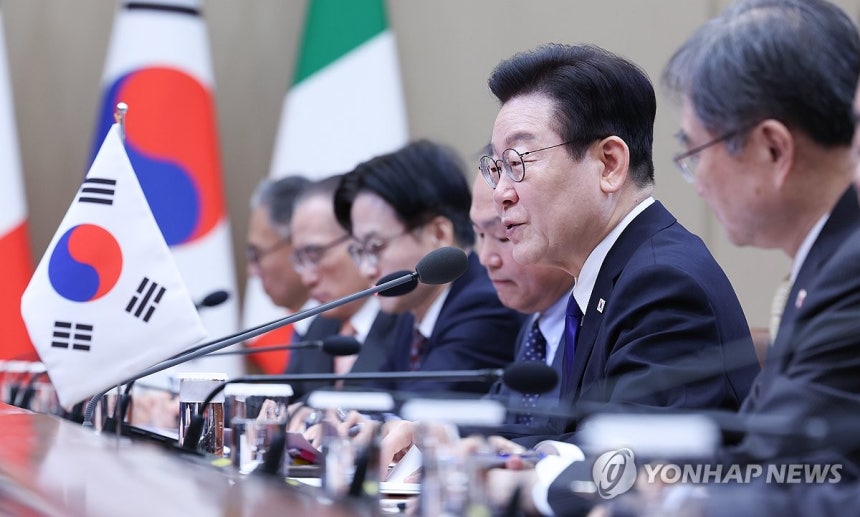 이재명 대통령, 이탈리아 총리와 정상회담
(서울=연합뉴스) 김도훈 기자 = 이재명 대통령이 19일 청와대에서 열린 조르자 멜로니 이탈리아 총리와의 확대회담에서 발언하고 있다. 2026.1.19  [청와대통신사진기자단