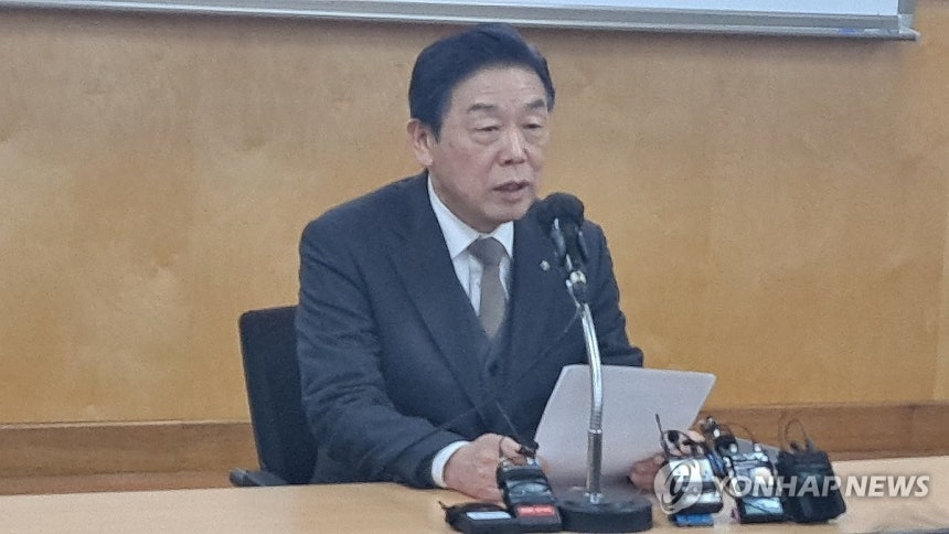 기자회견하는 김형석 독립기념관장 (천안=연합뉴스) 유의주 기자 = 김형석 독립기념관장이 19일 독립기념관 밝은누리관에서 열린 긴급이사회에서 해임 건의안이 통과된 뒤 입장을 밝히고 있다.2026.1.19 yej@yn