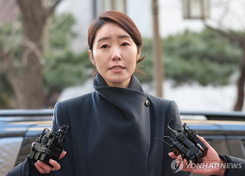 취재진 질문에 답하는 강선우 의원 (서울=연합뉴스) 김성민 기자 = 2022년 지방선거를 앞두고 전 사무국장 남모씨를 통해 김경 서울시의원이 공천 대가로 건넨 1억원을 수수한 혐의를 받는 무소속 강선우 의원이 20일