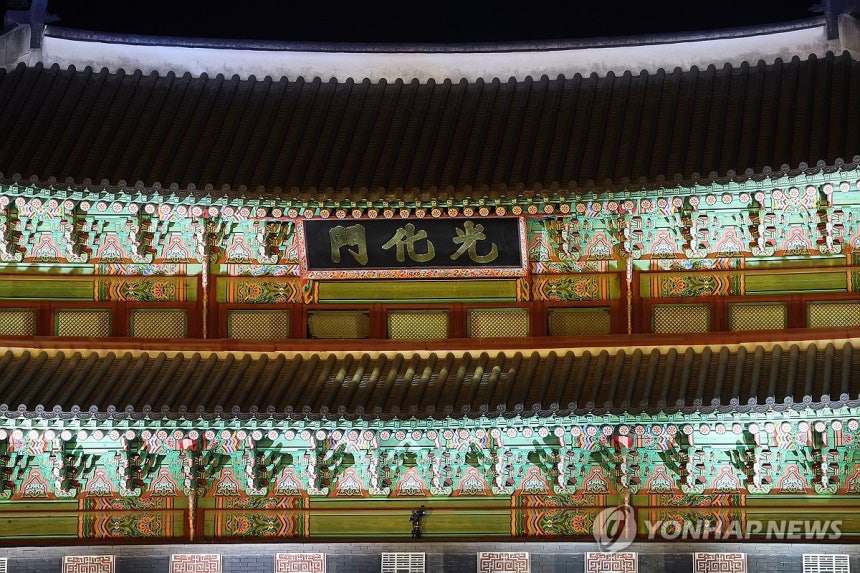 '광화문' (서울=연합뉴스) 박동주 기자 = 15일 서울 광화문 앞에서 열린 광화문 월대 및 현판 복원 기념식에서 광화문 현판이 공개되고 있다.2023.10.15 