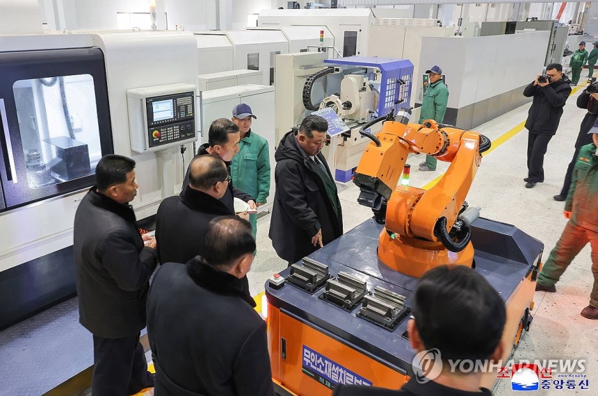 북한, 룡성기계련합기업소 1단계 개건현대화대상 준공식 진행 (평양 조선중앙통신=연합뉴스) 북한의 룡성기계연합기업소 1단계 개건현대화대상 준공식이 김정은 북한 국무위원장이 참석한 가운데 지난 19일 진행됐다고 조선중앙