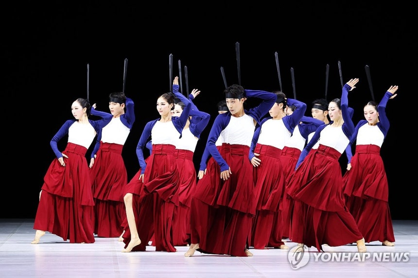 현대의 눈으로 본 전통 춤 (서울=연합뉴스) 진연수 기자 = 21일 오후 서울 종로구 세종문화회관 대극장에서 열린 서울시무용단 '일무' 프레스콜에서 무용수들이 공연을 선보이고 있다.2025.8.21 jin90@yn