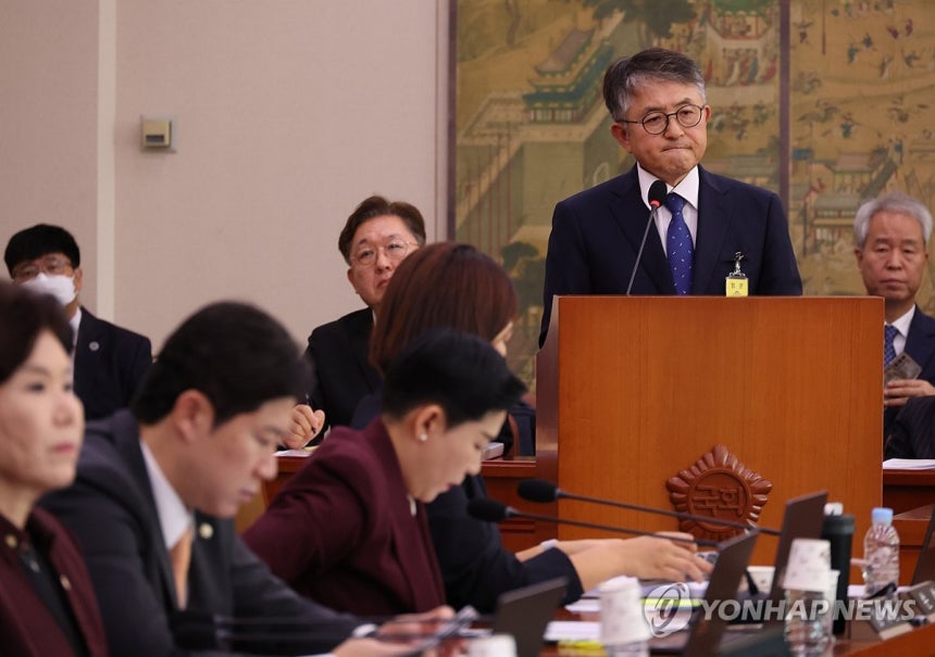 질의듣는 이재필 궁능유적본부장 (서울=연합뉴스) 서명곤 기자 = 이재필 궁능유적본부장이 16일 서울 여의도 국회에서 열린 2025년도 국가유산청 등에 대한 문화체육관광위원회 국정감사에서 김건희 여사의 종묘 차담회 