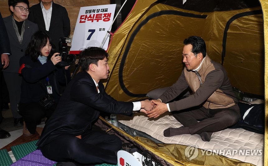 악수 나누는 장동혁-이준석 (서울=연합뉴스) 배재만 기자 = 통일교·공천헌금 