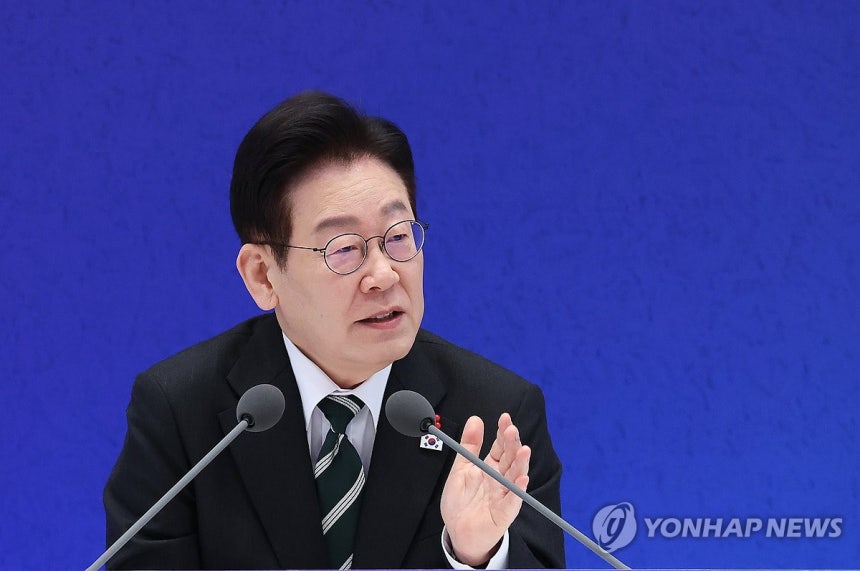 이재명 대통령, 신년기자회견 발언 (서울=연합뉴스) 김도훈 기자 = 이재명 대통령이 21일 청와대 영빈관에서 열린 신년기자회견에서 발언하고 있다. 2026.1.21 superdoo82@yna.co.kr