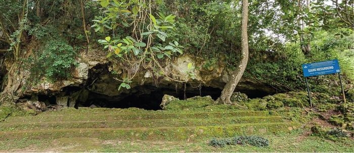 6만7천800년 전 음각 손자국 그림이 발견된 무나섬 동굴 입구 6만7천800년 전 제작된 음각 손자국 그림이 발견된 인도네시아 술라웨시 남동부 무나(Muna) 섬에 있는 리앙 메탄두노(Liang Metanduno)