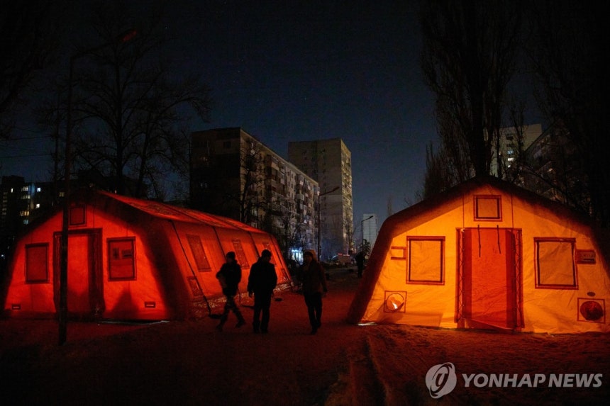 긴급비상 텐트에서 몸 녹이는 키이우 시민들 [AP 연합뉴스 자료사진.재배포 및 DB 금지]