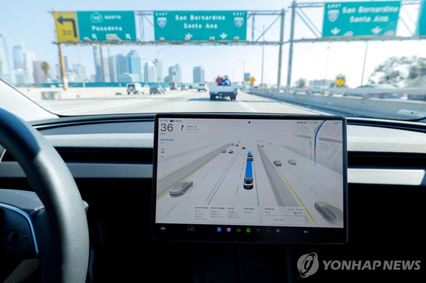 FSD 소프트웨어로 주행 중인 테슬라 모델3 [로이터 연합뉴스 자료사진.재판매 및 DB 금지]