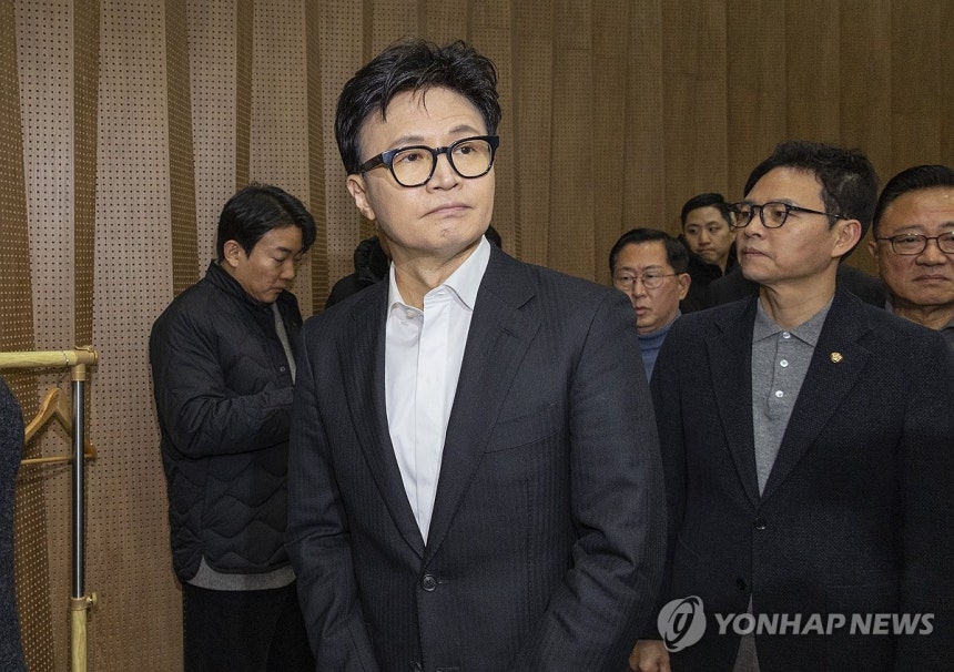 당 제명 관련 회견 마친 한동훈 전 대표 (서울=연합뉴스) 황광모 기자 = 국민의힘 한동훈 전 대표가 14일 당 윤리위원회가 본인을 제명 결정한 것과 관련한 기자회견을 마친 뒤 의원들과 회견장을 빠져 나오고 있다.