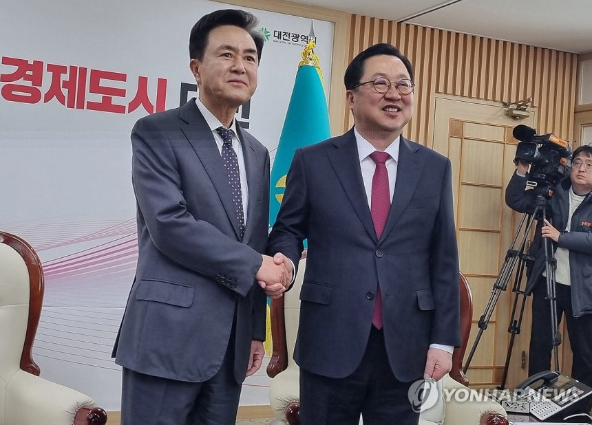 긴급회동 하는 대전시장과 충남지사 (대전=연합뉴스) 박주영 기자 = 이장우 대전시장(오른쪽)과 김태흠 충남지사가 21일 대전·충남 행정통합 지원책에 대한 입장을 논의하기 위해 대전시청에서 만나 악수하고 있다.행정통