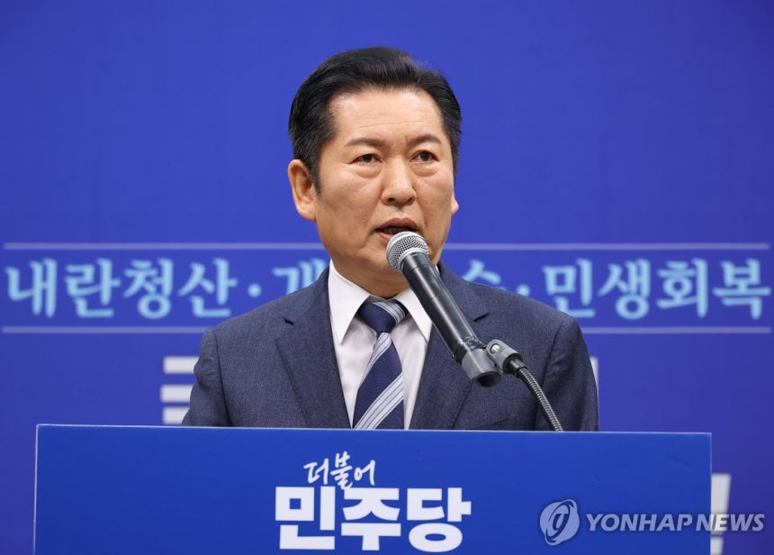 민주당 정청래 대표, 조국혁신당 합당 제안 긴급 회견 (서울=연합뉴스) 황광모 기자 = 더불어민주당 정청래 대표가 22일 서울 여의도 국회에서 긴급 기자회견을 열고 조국혁신당과의 합당을 제안하고 있다. 2026.1.