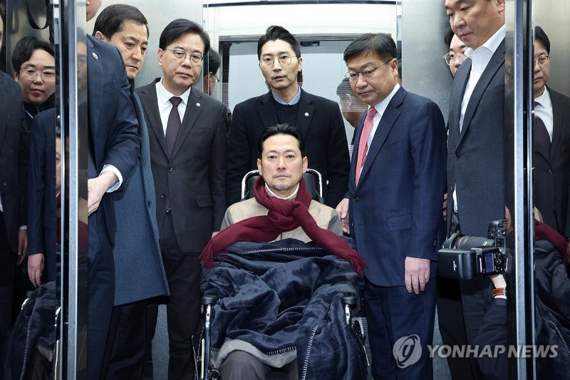 <b>장동혁</b> "더 큰 싸움 위해 단식 중단"…단식 8일째 병원 이송