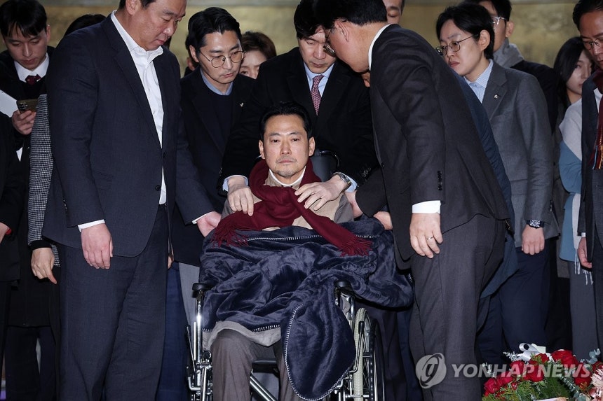 병원으로 이송되는 국민의힘 장동혁 대표 (서울=연합뉴스) 배재만 기자 = 22일 통일교·공천헌금 