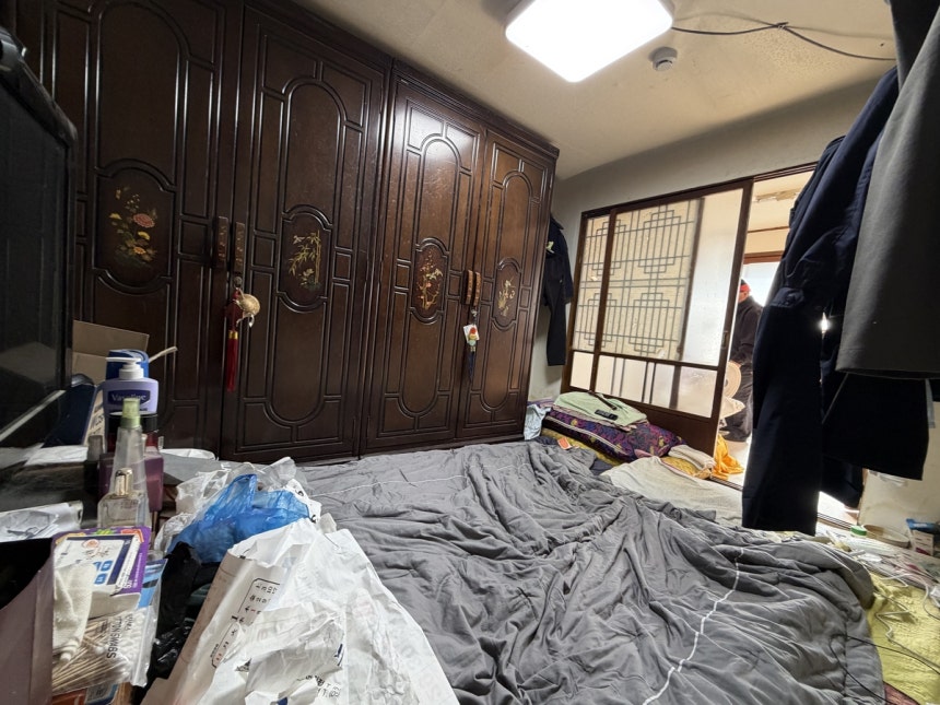 이불이 겹겹이 깔린 김씨의 방 [촬영 장지현]