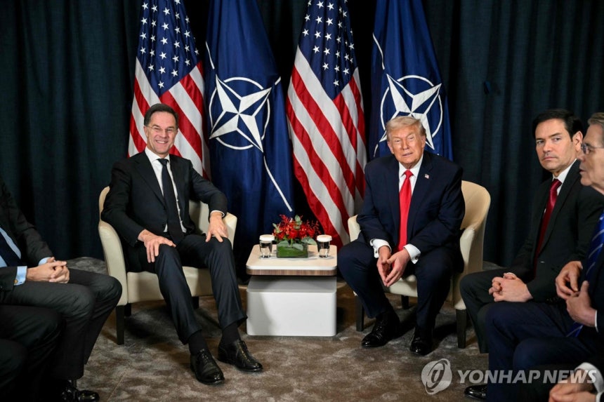 뤼터 총장과 트럼프 대통령
(다보스 AFP=연합뉴스) 2026년 1월 21일 스위스 다보스에서 마르크 뤼터(왼쪽) 나토 사무총장과 도널드 트럼프(가운데 오른쪽) 대통령이 회담하고 있다. 트럼프 대통령의 옆에는 마코 