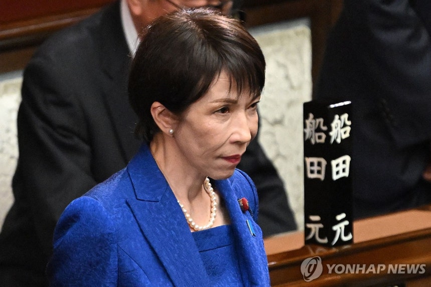 국회 입장하는 다카이치 사나에 일본 총리 (도쿄 AFP=연합뉴스) 다카이치 사나에 일본 총리가 23일 중의원(하원)에 들어서고 있다.중의원은 이날 해산했다.