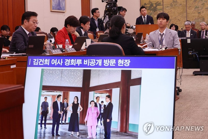 지난해 국정감사에서 공개된 경회루 비공개 방문 모습 사진 [연합뉴스 자료사진] 