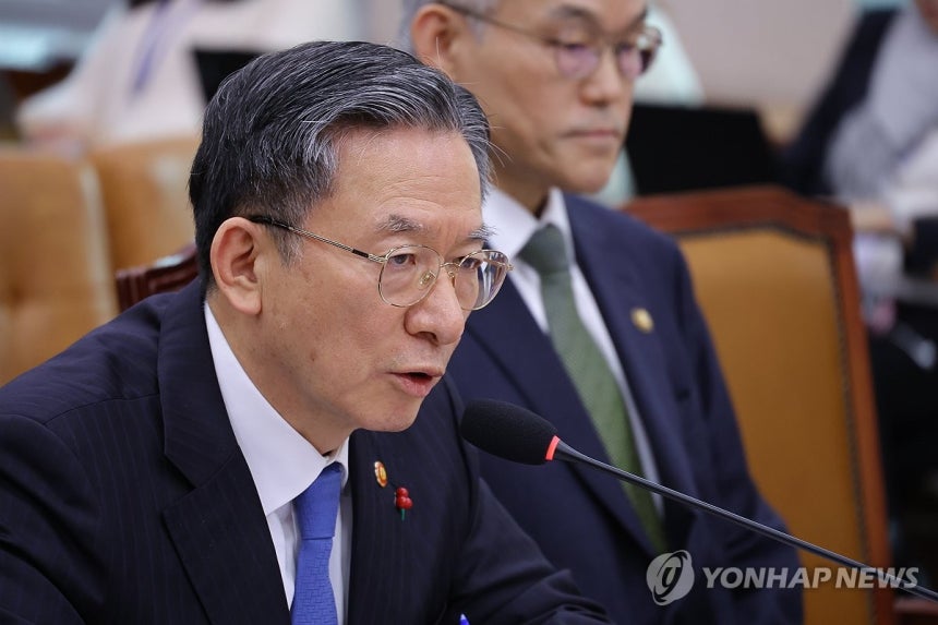 답변하는 정성호 법무부 장관 (서울=연합뉴스) 황광모 기자 = 12일 서울 여의도 국회에서 열린 법제사법위원회 전체회의에서 정성호 법무부 장관이 의원 질의에 답하고 있다,<a href=