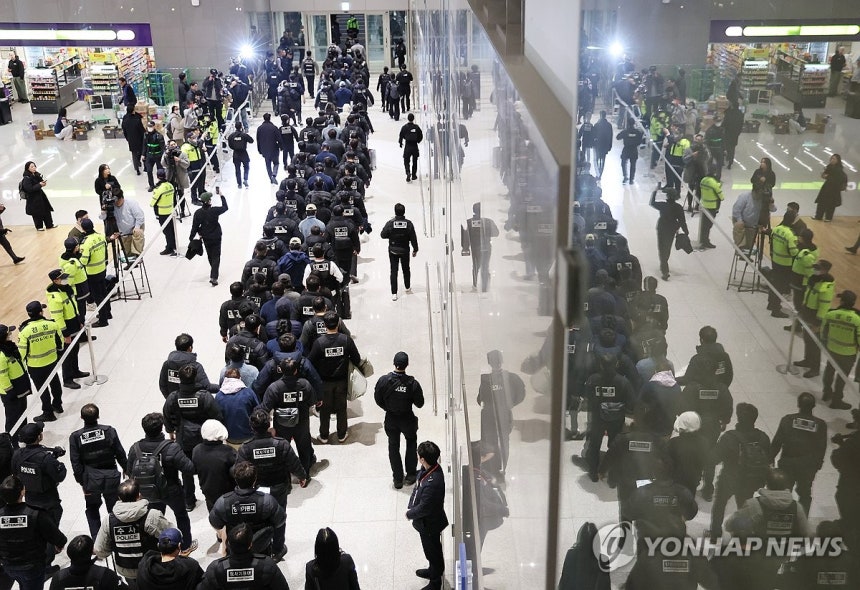 캄보디아 한국인 스캠조직 강제송환 (영종도=연합뉴스) 신준희 기자 = 캄보디아에서 스캠(scam·사기), 인질강도 등 범행을 저지른 한국인 범죄 조직원들이 23일 인천국제공항을 통해 국내로 송환돼 수사기관으로 압송되