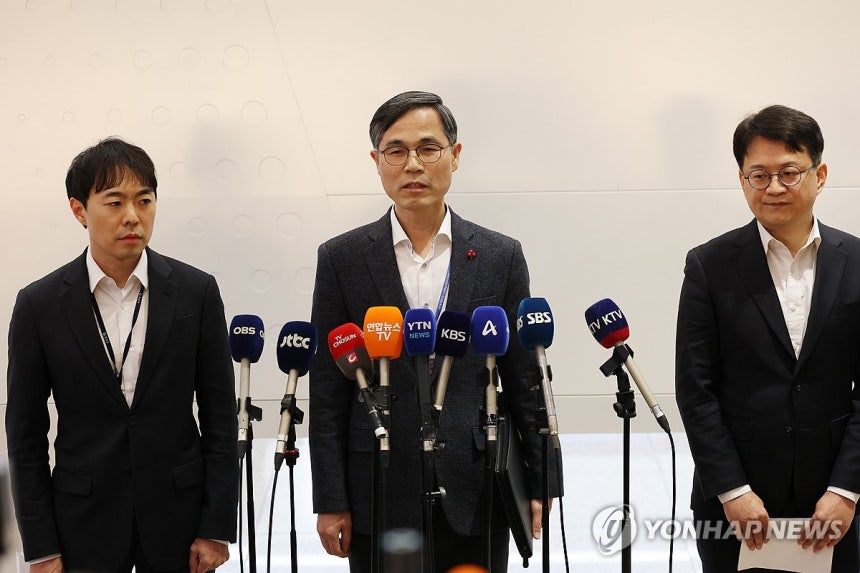 초국가범죄TF 브리핑 (영종도=연합뉴스) 신준희 기자 = 캄보디아 한국인 스캠조직의 대규모 강제송환이 이뤄진 23일 인천국제공항에서 유승렬 경찰청 수사기획조정관(가운데)이 브리핑을 하고 있다. 2026.1.23 ha